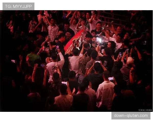 中场活动：致敬即将退役的裁判，全场观众起立致意