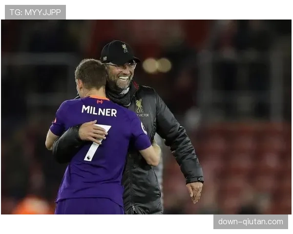 特写:终场哨响,38岁老将米尔纳与全队拥抱庆祝保级成功 特写:终场哨响,38岁老将米尔纳与全队拥抱庆祝保级成功